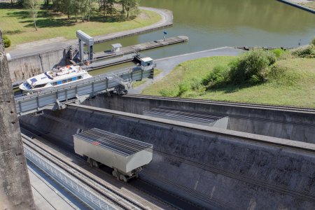 Via dit vernuftige systeem word het schip naar boven gehaald